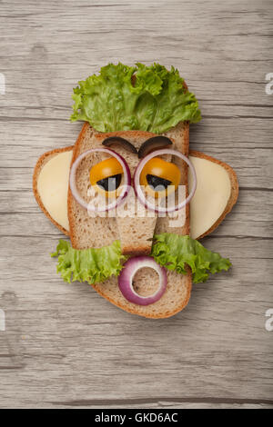 L'homme sandwich drôle sur fond de bois Banque D'Images