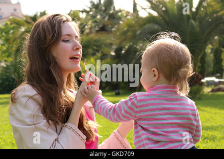 Clouse-up portrait. Mère et sa petite fille qui composent l'horizontale. Banque D'Images