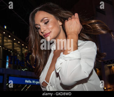 Rosie Roff, modèle et la fille sur son chemin à l'after party après la David Haye vs Arnold Gjergjaj lutte in London's O2 Arena. Comme Haye éliminé au deuxième tour Gjergjaj Rosie n'ont pas eu la chance de tenir la carte dans l'anneau. Comprend : Rosi Banque D'Images