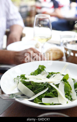 Restaurant en filet, Grèce. Salade de Parmesan Banque D'Images