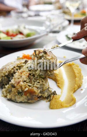 Restaurant en filet, Grèce. Tzigerosarmas (foie de chèvre, de riz, d'oignon et aneth) avec fava Banque D'Images