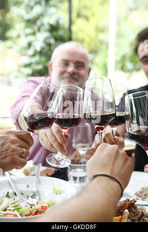 Restaurant en filet, Grèce. Bénéficiant d''un verre de vin Art du vin rouge. Banque D'Images