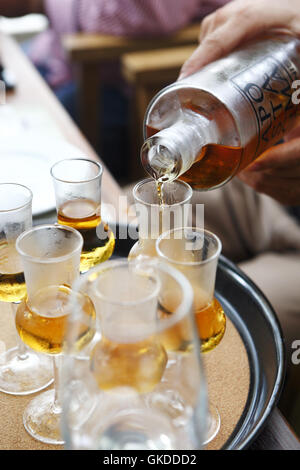 Restaurant en filet, Grèce. Bénéficiant d''un verre de vin Art Apostagma (brandy). Banque D'Images