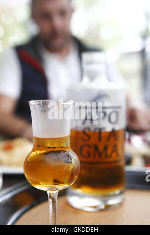 Restaurant en filet, Grèce. Bénéficiant d''un verre de vin Art Apostagma (brandy). Banque D'Images