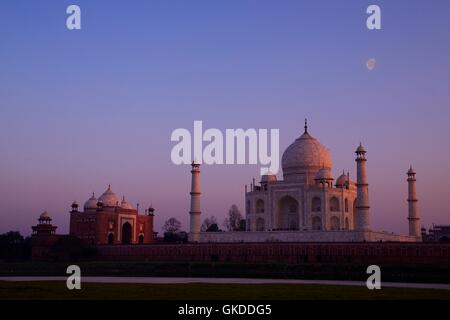 Taj Mahal côté nord vue sur rivière Yamuna au coucher du soleil, l'UNESCO World Heritage Site, Agra, Uttar Pradesh, Inde, Asie Banque D'Images