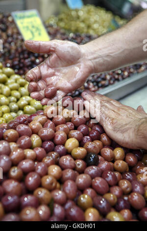 Olives pour la vente. Marché Kapani, Thessalonique. Grèce Banque D'Images