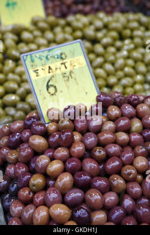 Olives pour la vente. Marché Kapani, Thessalonique. Grèce Banque D'Images