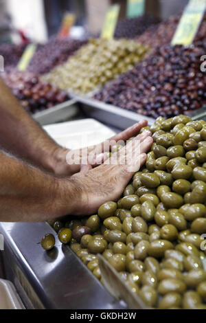 Olives pour la vente. Marché Kapani, Thessalonique. Grèce Banque D'Images