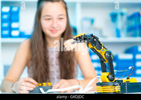 Teen girl in robotics laboratory Banque D'Images