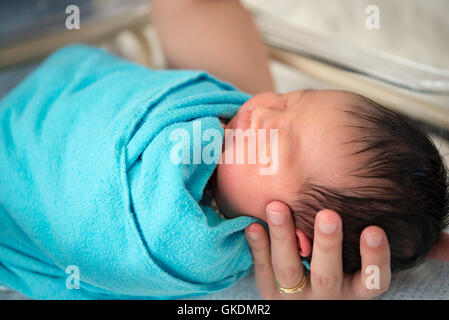 Un Joli Bebe Nain Est Rehausse D Une Couverture Blanche Modele D Emballage Pour Bebes Portrait En Gros Plan Du Nouveau Ne Avec Le Sourire Sur Le Visage Photo Stock Alamy