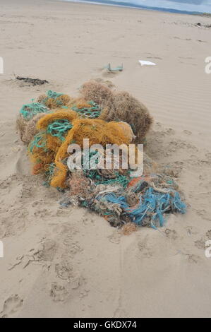 Vieille corde à partir de l'expédition est échoué sur une plage de sable fin, les préoccupations environnementales danger pour la faune Banque D'Images