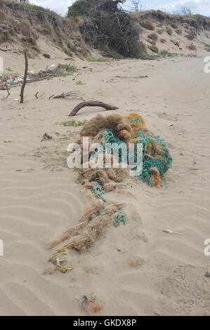 Vieille corde à partir de l'expédition est échoué sur une plage de sable fin, les préoccupations environnementales danger pour la faune Banque D'Images