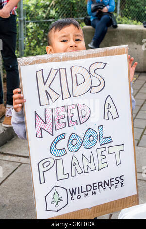 Earth Day Parade de Vancouver, créé par des jeunes pour la justice climatique maintenant, Vancouver, British Columbia, Canada, Banque D'Images