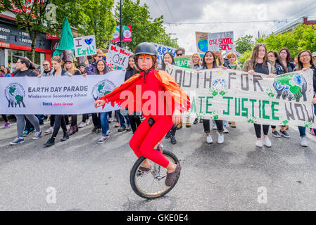 Earth Day Parade de Vancouver, créé par des jeunes pour la justice climatique maintenant, Vancouver, British Columbia, Canada, Banque D'Images