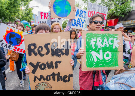 Earth Day Parade de Vancouver, créé par des jeunes pour la justice climatique maintenant, Vancouver, British Columbia, Canada, Banque D'Images