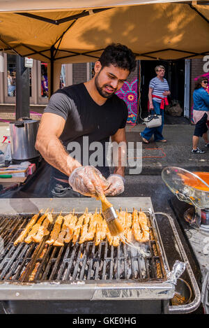 Brochette de poulet préparation Journée italienne, Commercial Drive, Vancouver, British Columbia, Canada Banque D'Images