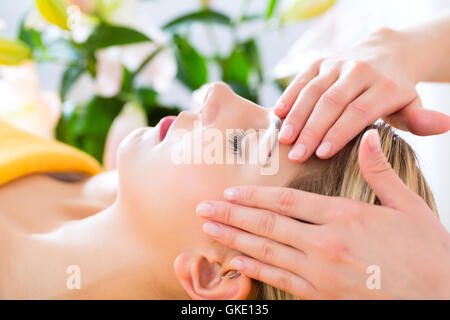 Bien-être - woman receiving head massage in spa Banque D'Images