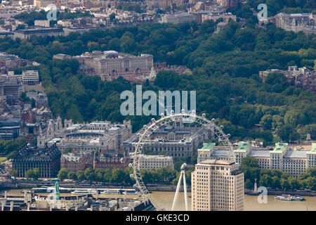 Une vue aérienne de la grande roue du millénaire (aussi connu sous le nom de London Eye) prise depuis un hélicoptère avec le palais de Buckingham en vue Banque D'Images