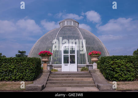 Entrée latérale à la Palm House dans les jardins botaniques de Kew Gardens, Londres. Banque D'Images