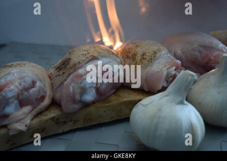 Haut de cuisses de poulet sur le feu Banque D'Images