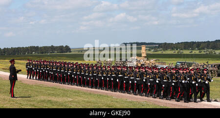 Sa Majesté la Reine, le capitaine-général du Régiment royal de l'Artillerie, assiste à un examen de l'Artillerie royale à l'occasion de leur tricentenaire à Knighton, Parkhill. Doté d''atmosphère : où : Salisbury, Royaume-Uni Quand : 26 mai 2016 Banque D'Images