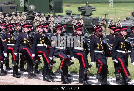 Sa Majesté la Reine, le capitaine-général du Régiment royal de l'Artillerie, assiste à un examen de l'Artillerie royale à l'occasion de leur tricentenaire à Knighton, Parkhill. Doté d''atmosphère : où : Salisbury, Royaume-Uni Quand : 26 mai 2016 Banque D'Images