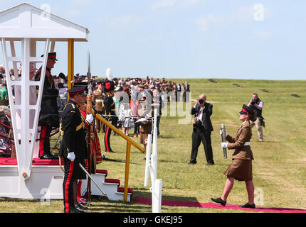 Sa Majesté la Reine, le capitaine-général du Régiment royal de l'Artillerie, assiste à un examen de l'Artillerie royale à l'occasion de leur tricentenaire à Knighton, Parkhill. Doté d''atmosphère : où : Salisbury, Royaume-Uni Quand : 26 mai 2016 Banque D'Images