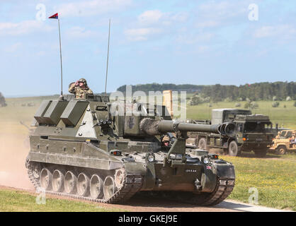 Sa Majesté la Reine, le capitaine-général du Régiment royal de l'Artillerie, assiste à un examen de l'Artillerie royale à l'occasion de leur tricentenaire à Knighton, Parkhill. Doté d''atmosphère : où : Salisbury, Royaume-Uni Quand : 26 mai 2016 Banque D'Images