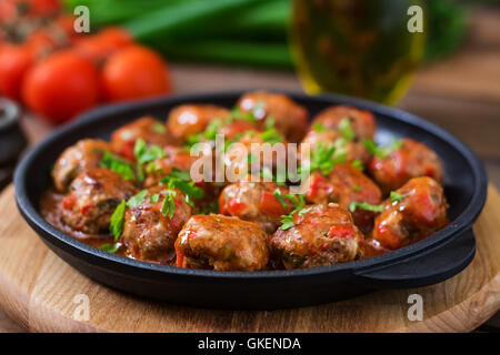 Des boulettes de viande en sauce tomate aigre-douce Banque D'Images