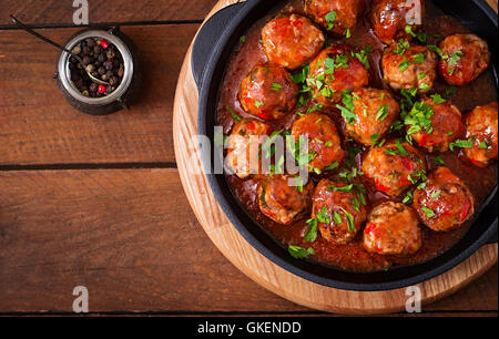 Des boulettes de viande en sauce tomate aigre-doux. Vue d'en haut Banque D'Images