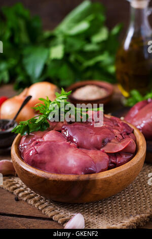 Pour la cuisson du foie de poulet cru avec oignons et poivrons Banque D'Images