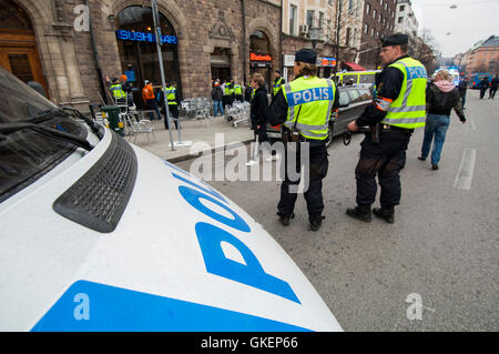 La police anti-émeute sont préparés avant une manifestation. Banque D'Images