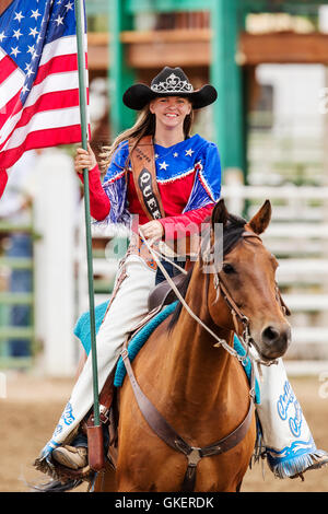 La Reine du rodéo à cheval avec le drapeau américain ; Chaffee County Fair & Rodeo, Salida, Colorado, USA Banque D'Images
