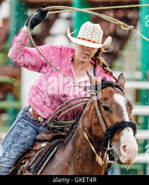 Cowgirl rodéo à cheval en compétition dans Calf roping, retenue ou événement au lasso, Chaffee County Fair & Rodeo, Salida, Colorado USA Banque D'Images