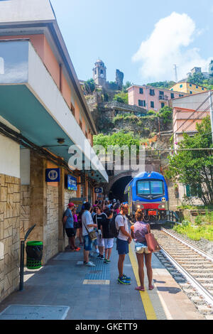 Vernazza, Italie - Juillet 02, 2016 : gare aux personnes non identifiées à Vernazza. Vernazza est un des 5 place Birmingham Inverness pittoresque Banque D'Images