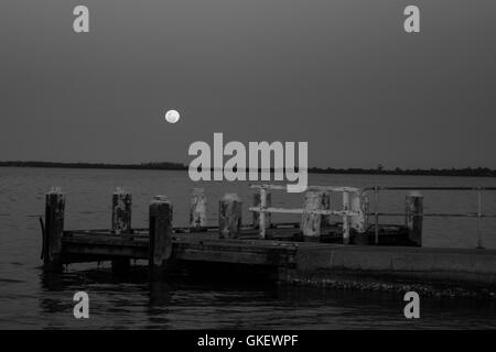 Pleine lune sur le lac Illawarra Banque D'Images