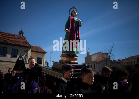 Une image de Saint John s'affiche lors d'une procession de la Semaine Sainte de Pâques à Astorga, Castilla y Leon, Espagne. Banque D'Images