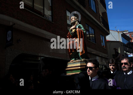 Une image de Saint Peter est affiché lors d'une procession de la Semaine Sainte de Pâques à Astorga, Castilla y Leon, Espagne. Banque D'Images