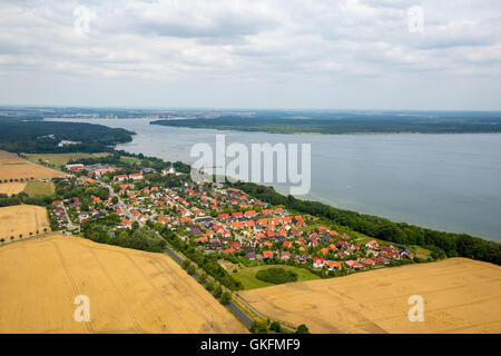 Vue aérienne, Schloss Klink avec hôtel particulier dans le style néo-Renaissance à l'isthme entre Müritz et Kölpinsee, Klink, Mecklembourg Banque D'Images