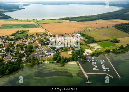 Vue aérienne, Schloss Klink avec hôtel particulier dans le style néo-Renaissance à l'isthme entre Müritz et Kölpinsee, Klink, Mecklembourg Banque D'Images