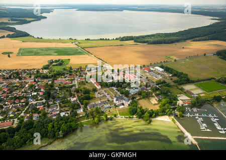 Vue aérienne, Schloss Klink avec hôtel particulier dans le style néo-Renaissance à l'isthme entre Müritz et Kölpinsee, Klink, Mecklembourg Banque D'Images