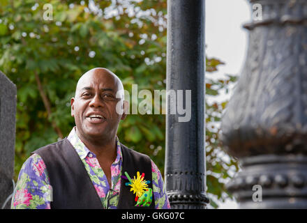 Southport , Merseyside (Royaume-Uni). 18 août, 2016. Le chef célèbre Ainsley Harriott ouvre officiellement le Southport Flower Show avant de mettre en valeur sa cuisine skillls aux milliers de visiteurs attendus à l'événement de cette année. Ainsley Harriott est un chef anglais, présentateur de télévision, et l'artiste connu pour ses mémorables de l'expression du visage. Banque D'Images