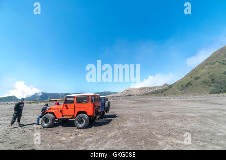 BROMO, INDONÉSIE - Juillet 23, 2016 : jeep local utilisé pour visiter les volcans, Java, Indonésie Banque D'Images