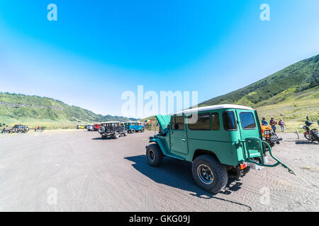 BROMO, INDONÉSIE - Juillet 23, 2016 : jeep local utilisé pour visiter les volcans, Java, Indonésie Banque D'Images