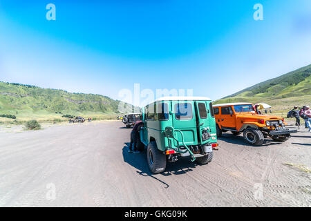 BROMO, INDONÉSIE - Juillet 23, 2016 : jeep local utilisé pour visiter les volcans, Java, Indonésie Banque D'Images