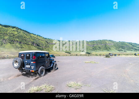 BROMO, INDONÉSIE - Juillet 23, 2016 : jeep local utilisé pour visiter les volcans, Java, Indonésie Banque D'Images