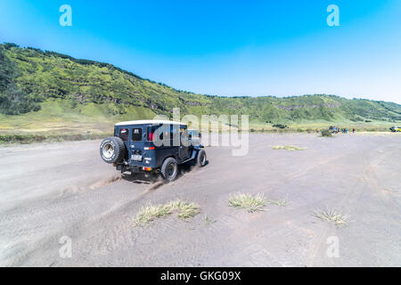 BROMO, INDONÉSIE - Juillet 23, 2016 : jeep local utilisé pour visiter les volcans, Java, Indonésie Banque D'Images