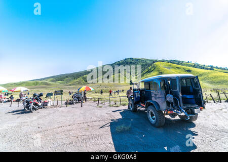 BROMO, INDONÉSIE - Juillet 23, 2016 : jeep local utilisé pour visiter les volcans, Java, Indonésie Banque D'Images