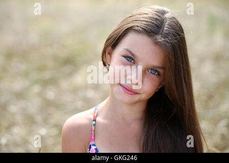 Portrait d'une belle petite fille blonde sur l'arrière-plan de champ de blé Banque D'Images