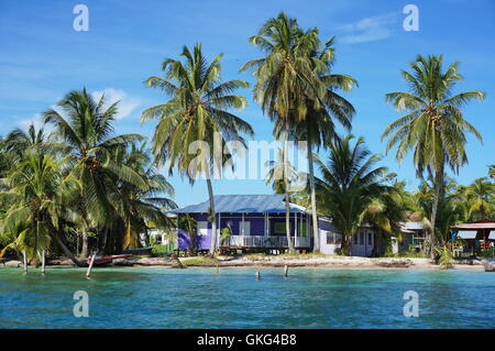 La maison tropical rustique au bord de la mer avec des cocotiers, des Caraïbes, d'Amérique centrale, le Panama Banque D'Images